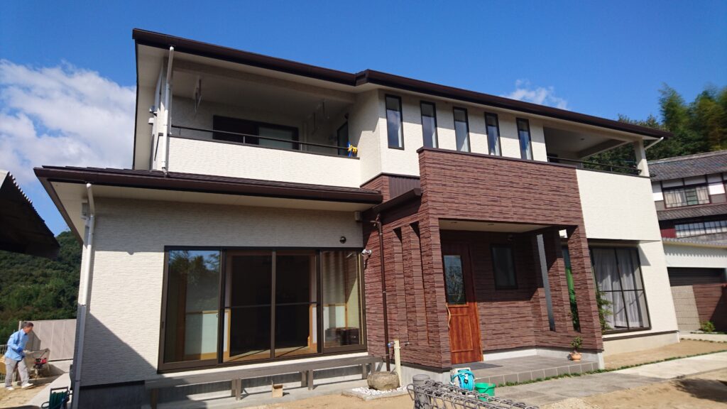 再生梁がアクセントになる､記憶を継ぐ住まい